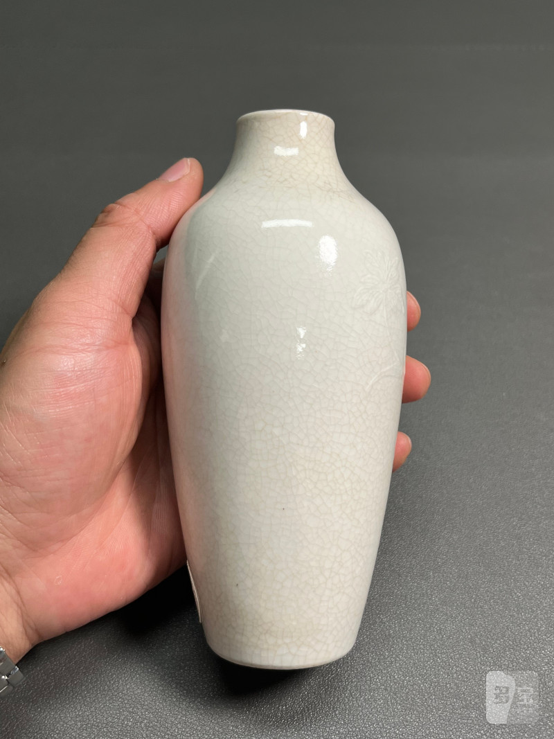 清乾隆  白釉模印折枝花卉纹莱菔尊 - 图4